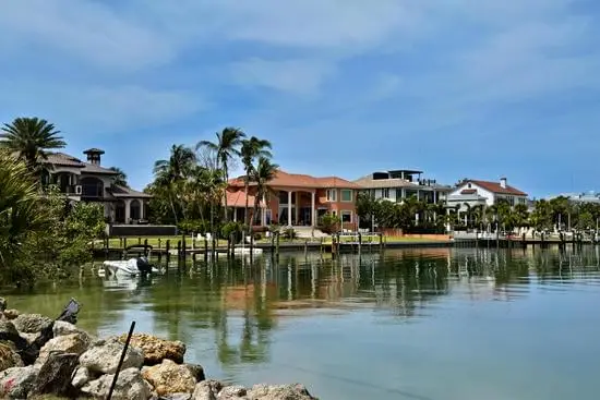 Florida waterfront homes with boat docks — boat and home insurance Florida waterfront homes with boat docks — boat and home insurance